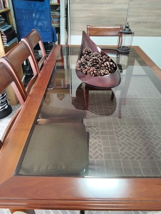 Mesa com tampo em vidro e 4 cadeiras