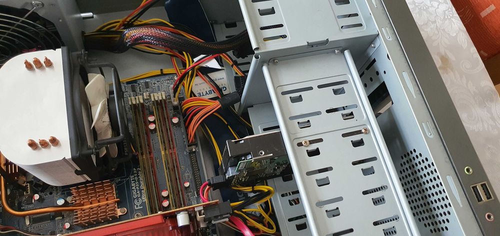Komputer z Intel Core Quad 8GB DDR2 Radeon 320GB