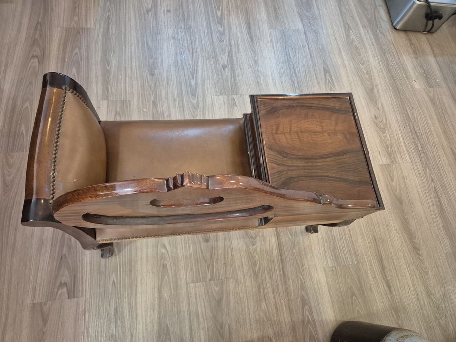 Sofá em ótimo estado de madeira