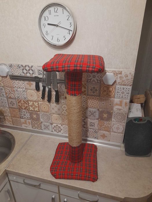 Дряпалка для котів червона 70см
