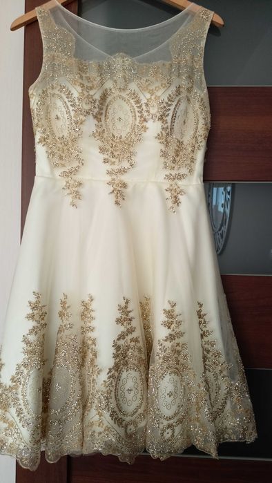 Elegancka sukienka w kolorze złotym