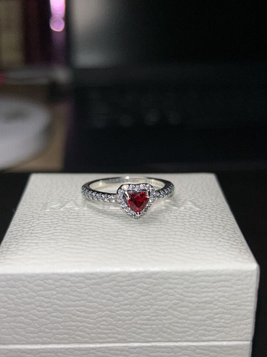 Pandora каблучка червоне сердце