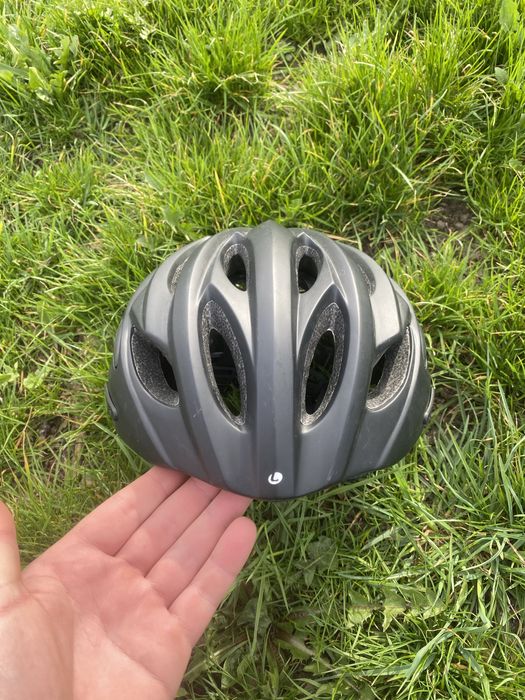 Продам велошолом у відмінному стані