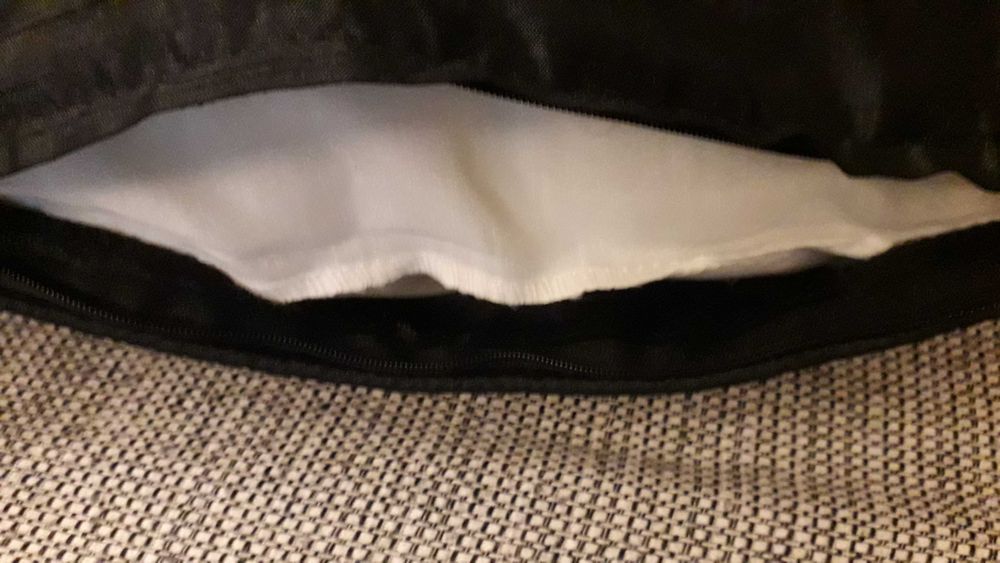 Almofada preta com lindas flores em rosa e verde