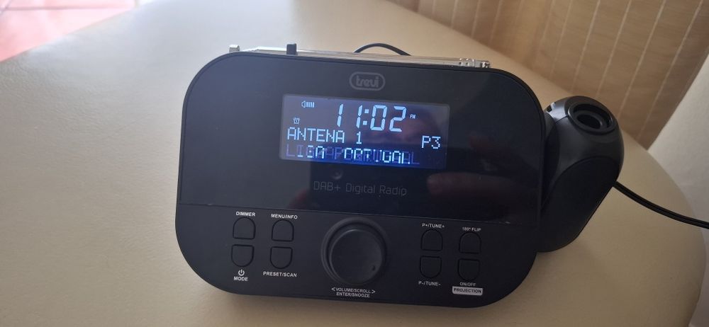 Rádio relógio Trevi RC 85D8-DAB