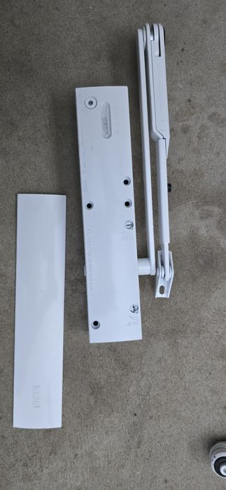 Samozamykacz do drzwi Geze TS 4000+ ramię z blokadą bały domykacz