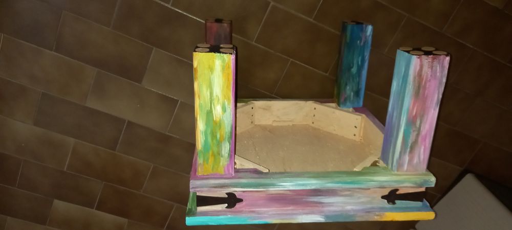 Mesa de madeira maciça psicadélica