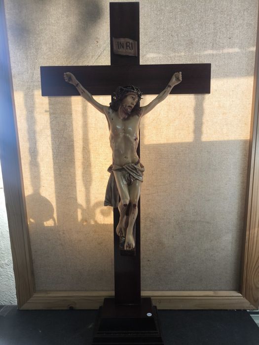 Imponente Crucifixo de Mesa em Madeira e Marfinite