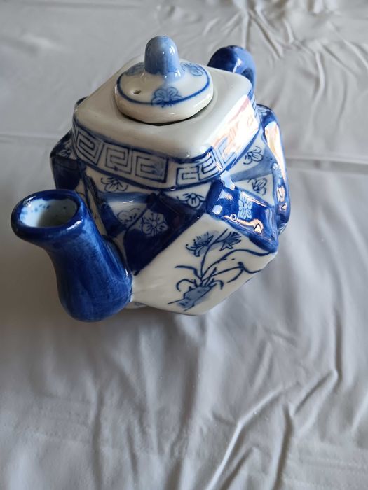 Bule em porcelana chinesa dos anos 60, feito à mão
