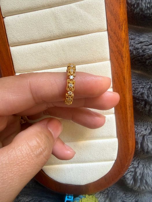 Anel Vazado Empilhável com Zircônias Estilo Almofada – Tamanho 7 ring