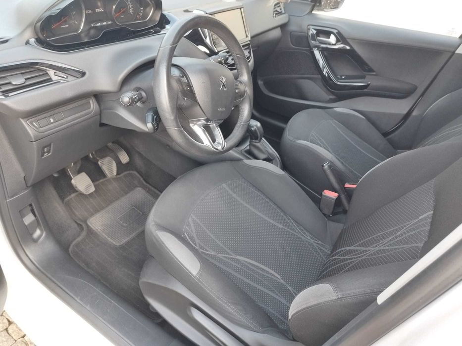 Peugeot 208 — fotografia 7