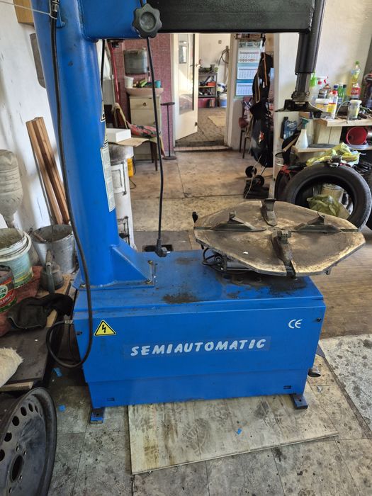 Półautomatyczna montażownica Variant Service