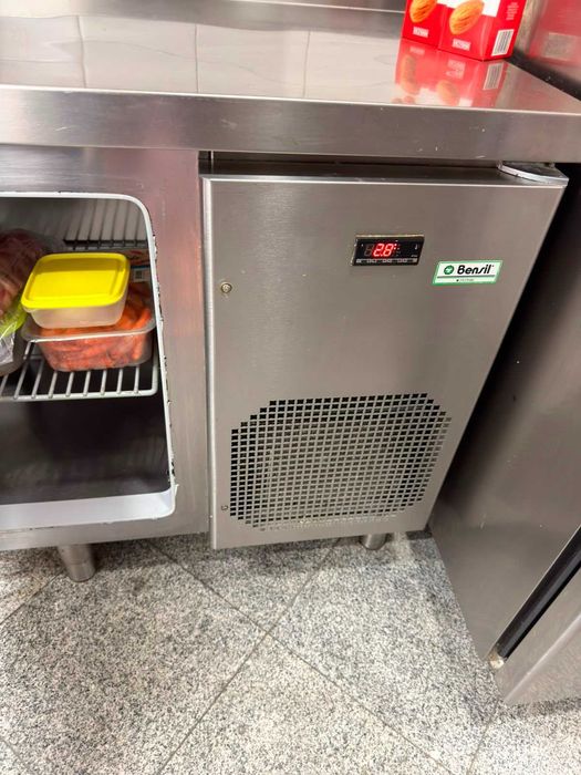Bancada de inox refrigerada com duas portas