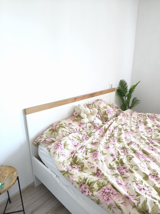 Łóżko duże małżeńskie na sprzedaż białe z drewnem 180x200