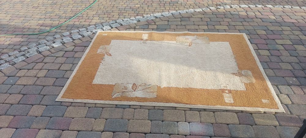 Dywan 190x132 cm – modne beżowo-brązowe kolory z motywem liści