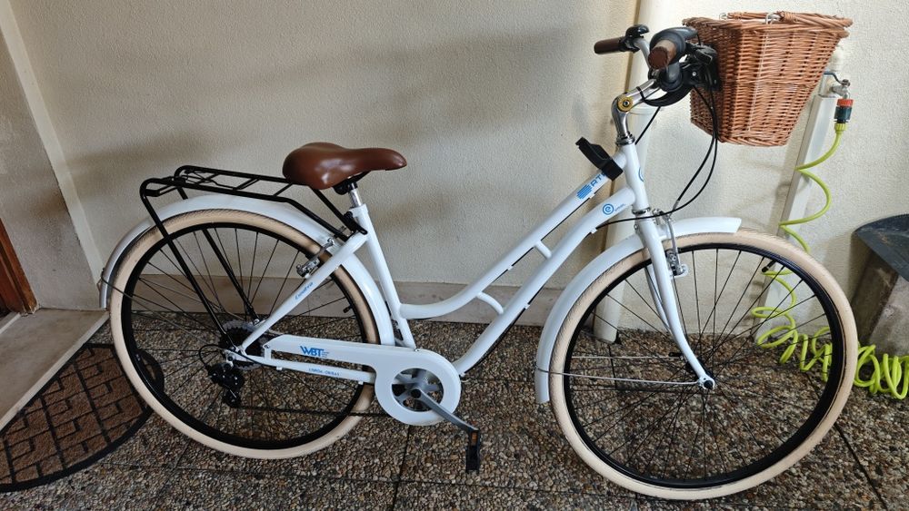 Bicicleta esmaltina de passeio com cesto