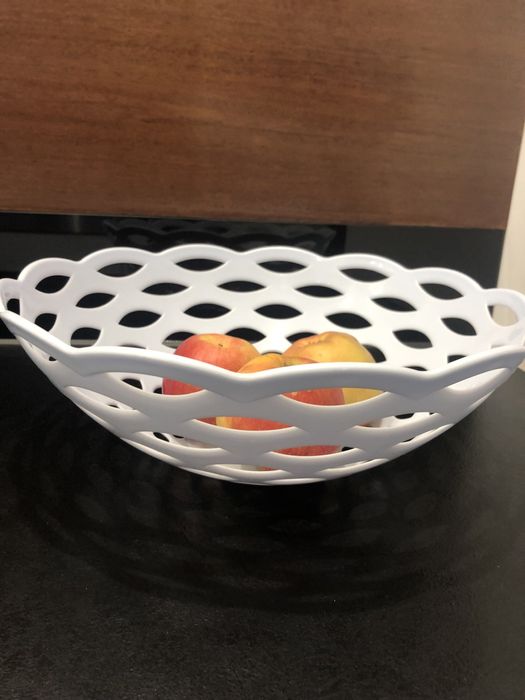 Biały kosz na owoce