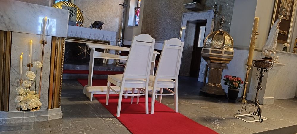 Biały klęcznik, białe krzesła, ślub, wesele, Świeczniki, konfetti, bań