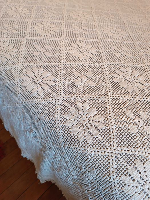 Colcha em renda para cama de casal.