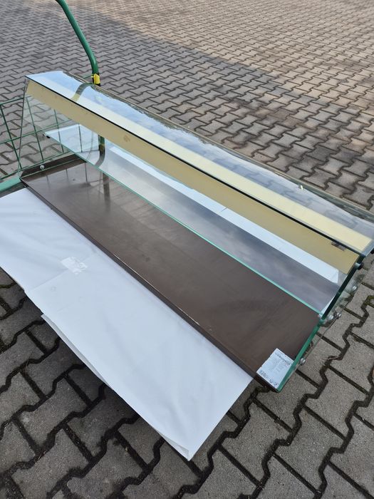 Szklana witryna ekspozycyjna Igloo