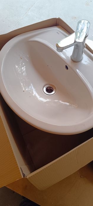 Umywalka koło z baterią plus odpływ