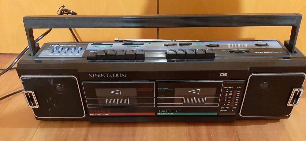 Rádio com dois decks de cassete