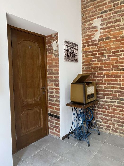 Готель « Ровер» власна парковка , ближній центр, сніданки.