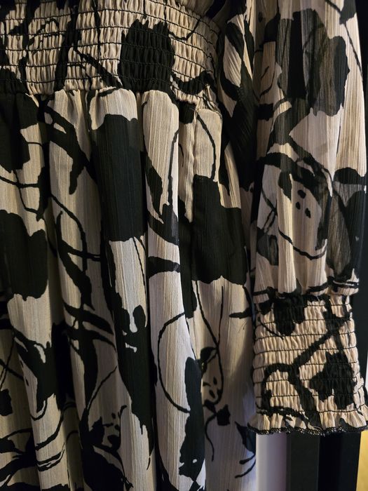 Reserved sukienka cappuccino w czarne wzory floral