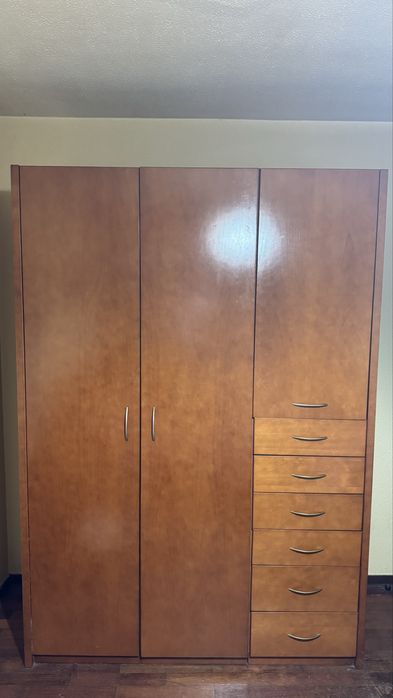 Armário de Quarto em Pinho Maciço (3 Portas e 6 Gavetas)
