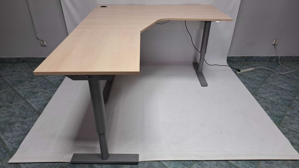 Biurko narożne z dostawką Martela 160 x 200 orzech z elektryczną regulacją wysokości