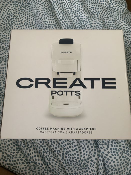 w zestawie ekspres do kawy i czajnik do podgrzewania mleka,