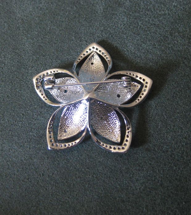 Alfinete / Broche / Pregadeira Flor Dourada c/ Perola e Brilhos NOVO