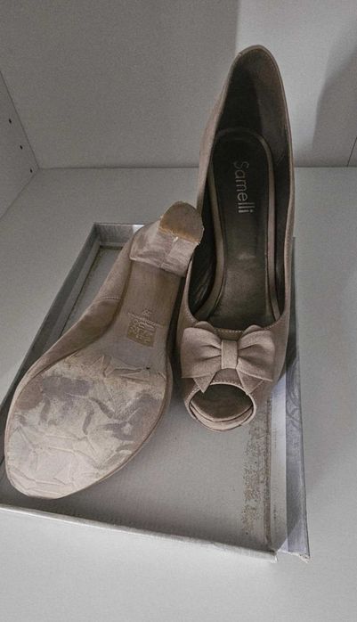 Sapatos bege. Super elegantes.