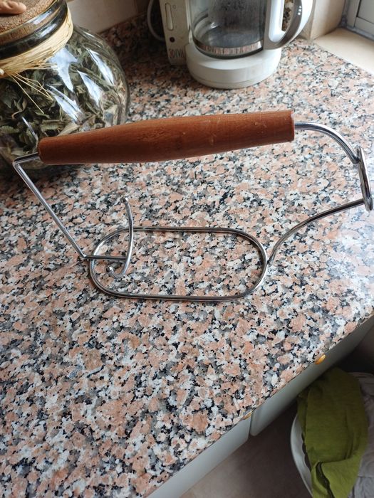 Suporte cromado e madeira para garrafa