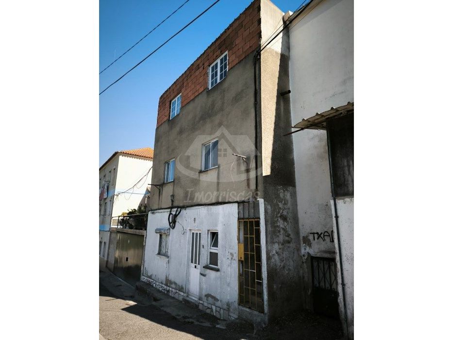 Prédio de 2 pisos para remodelação no Bairro de São João em Camarate