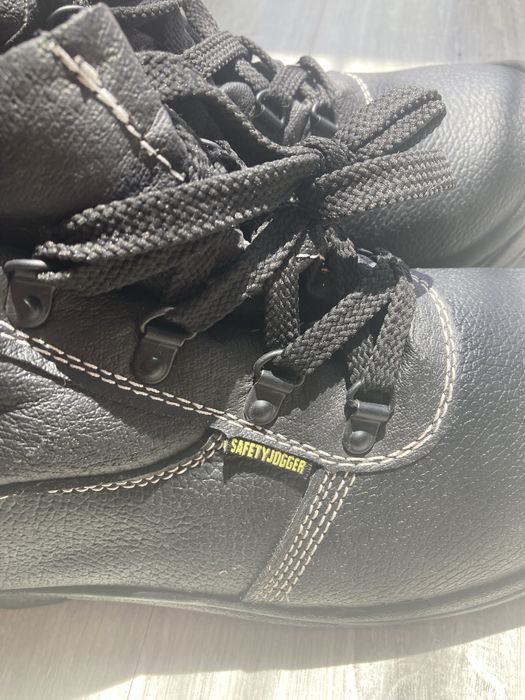 Sapatos de trabalho tamanho 44