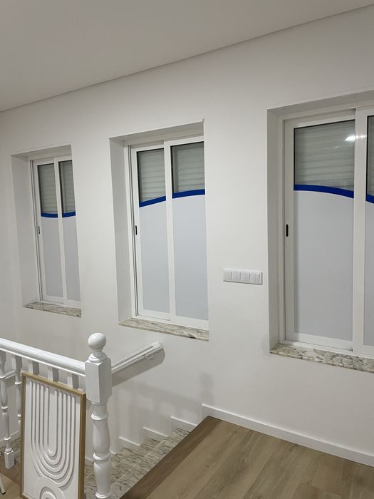 Decoração de Montras em Vinil Adesivo - Destaque o seu Negócio!