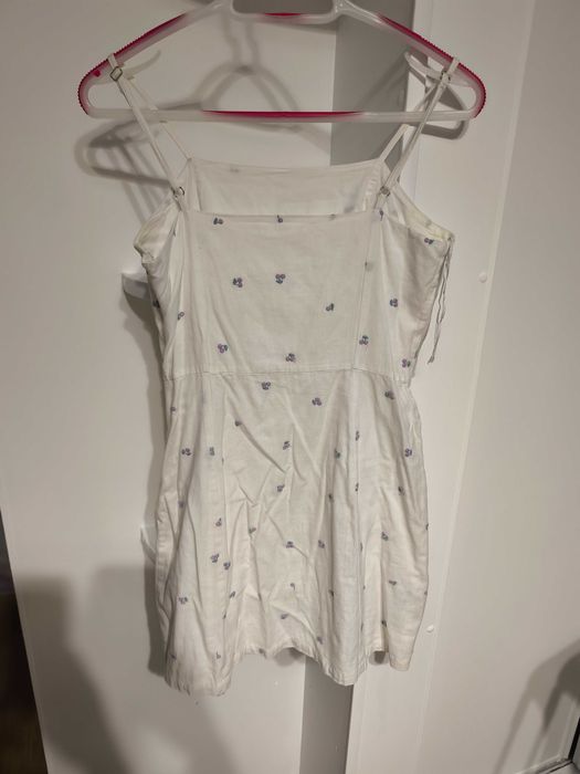 Biała lekka sukienka