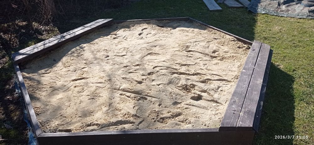 Duża piaskownica i piasek