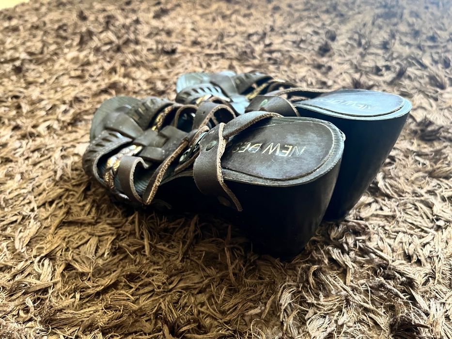 Sandálias castanhas e tons dourados