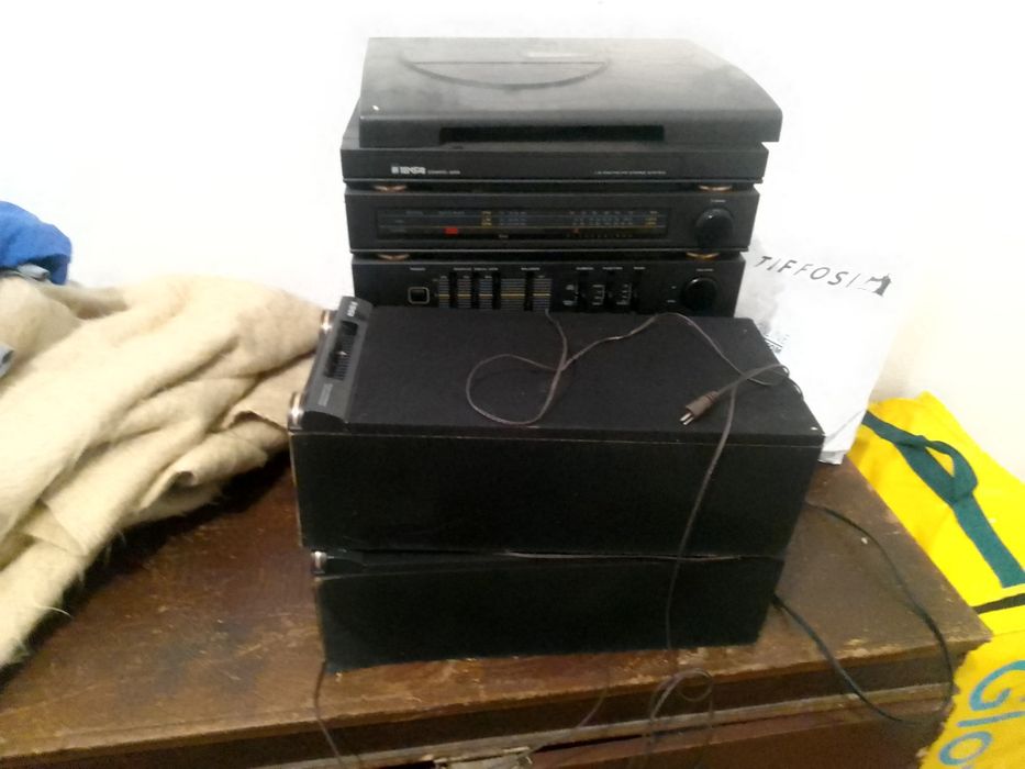 Aparelhagem em bom estado com diradiscos como podem ver nas fotografia