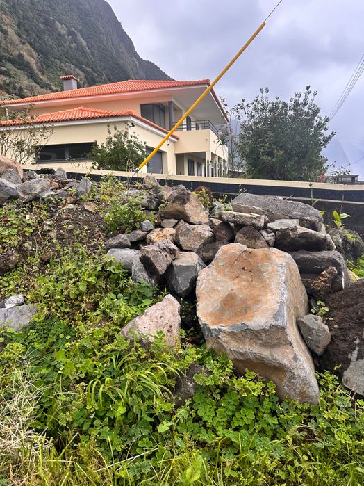 Pedra basáltica GRÁTIS – levantamento urgente | São Vicente