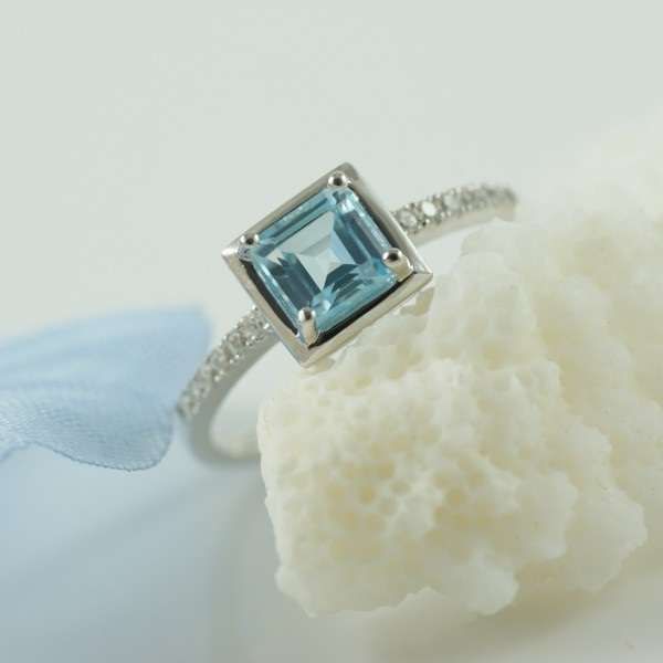 Anel de prata NOVO - zircónia azul (claro ou escuro)