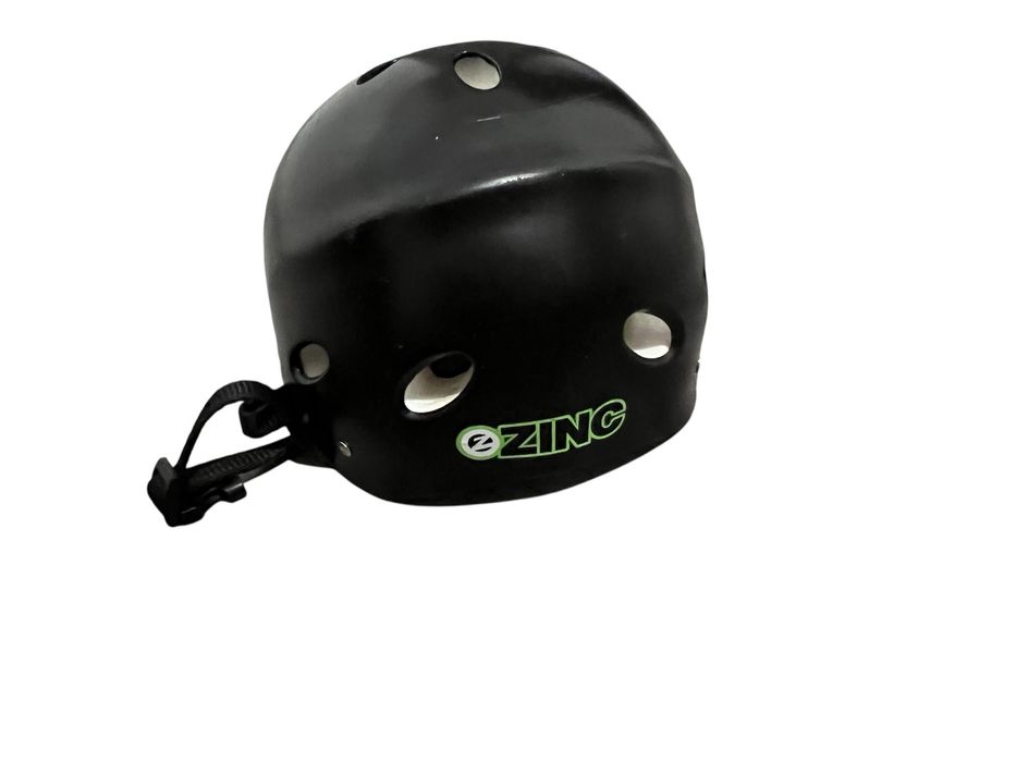 Kask czarny.