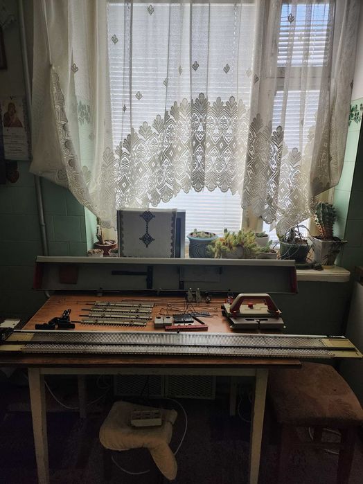 В'язальна машина Нева-4 + Спеціальний стіл. Повний комплект!