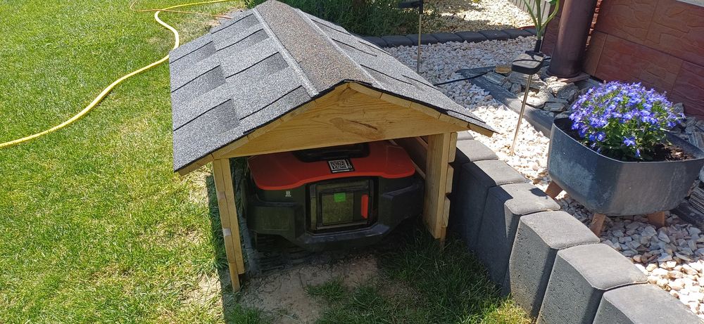 Garaż domek dla robota koszącego