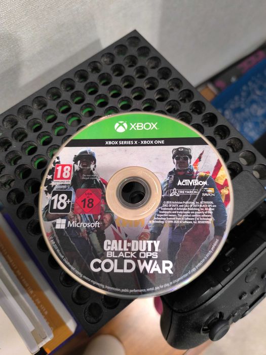 Xbox Series X + 2 Comandos com Bateria + Call of Duty Cold War
