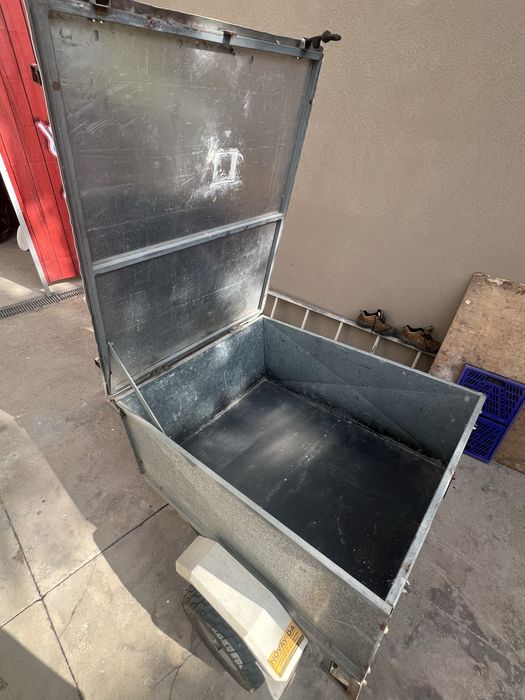 Reboque versátil com tampa rigida