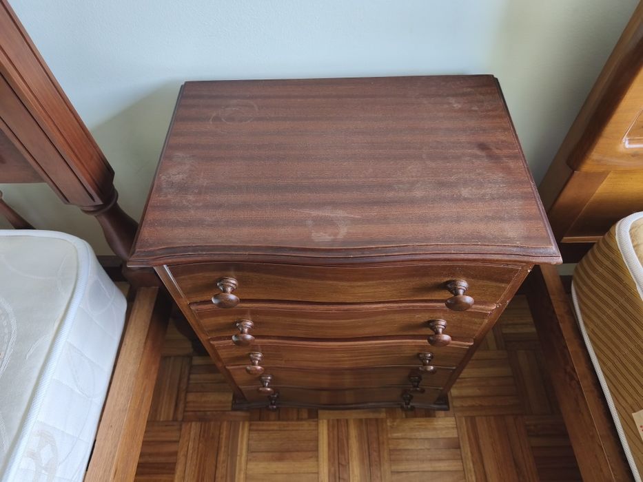 Cómoda/secretária+ mesa de cabeceira