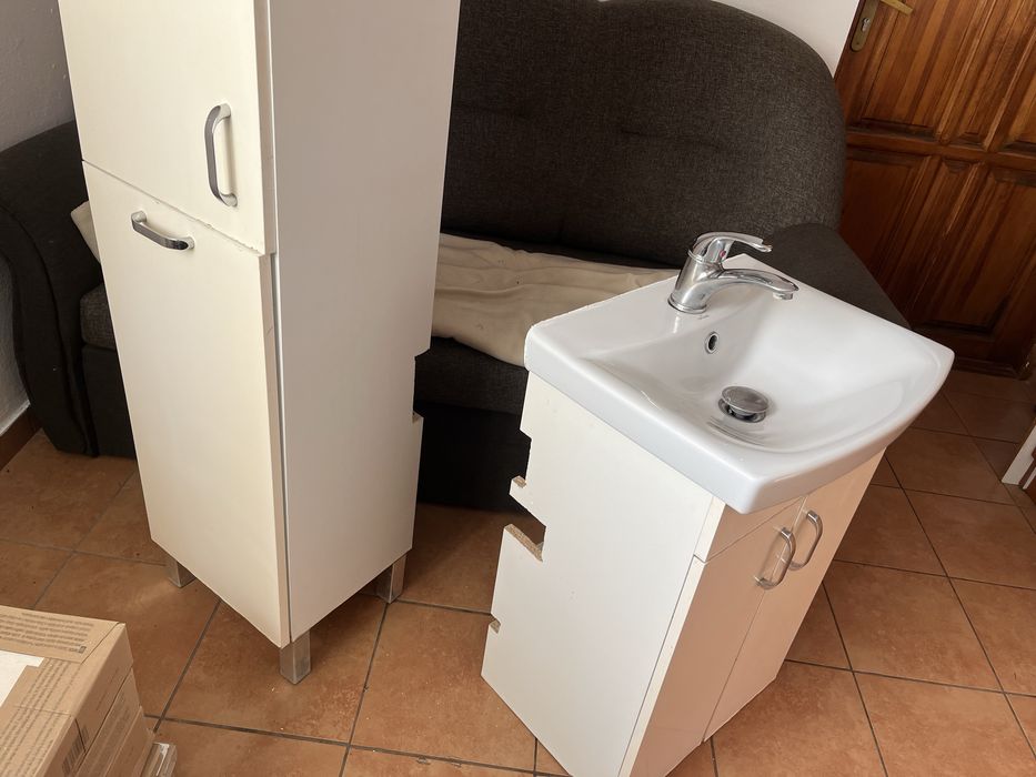 Szfki łazienkowe z umywalką i baterią